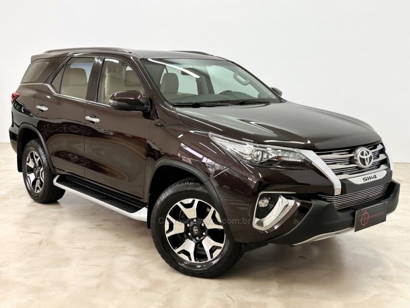 TOYOTA HILUX SW4 2.8 SRX 4X4 DIAMOND 16V TURBO 7 LUGARES 2019/2019 FOCAR VEÍCULOS CAXIAS DO SUL / Carros no Vale