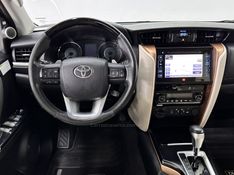 TOYOTA HILUX SW4 2.8 SRX 4X4 DIAMOND 16V TURBO 7 LUGARES 2019/2019 FOCAR VEÍCULOS CAXIAS DO SUL / Carros no Vale