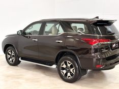 TOYOTA HILUX SW4 2.8 SRX 4X4 DIAMOND 16V TURBO 7 LUGARES 2019/2019 FOCAR VEÍCULOS CAXIAS DO SUL / Carros no Vale