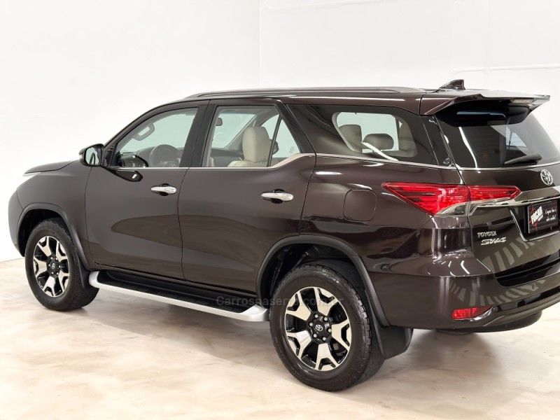 TOYOTA HILUX SW4 2.8 SRX 4X4 DIAMOND 16V TURBO 7 LUGARES 2019/2019 FOCAR VEÍCULOS CAXIAS DO SUL / Carros no Vale