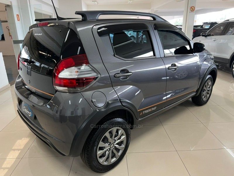 FIAT MOBI 1.0 TREKKING 8V 2023/2024 CIMIRRO AUTOMÓVEIS TAQUARA / Carros no Vale