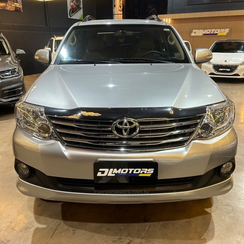 TOYOTA HILUX SW4 2.7 SR 4X2 16V 2015/2015 DL MOTORS LAJEADO / Carros no Vale