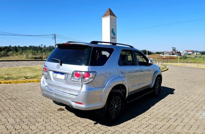 TOYOTA HILUX SW4 2.7 SR 4X2 16V 2015/2015 DL MOTORS LAJEADO / Carros no Vale