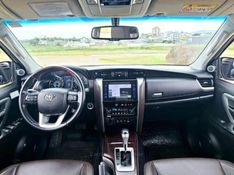 TOYOTA HILUX SW4 4.0 SRX 4X4 7 LUGARES V6 24V 2016/2016 DL MOTORS LAJEADO / Carros no Vale