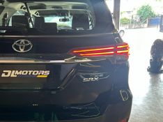 TOYOTA HILUX SW4 4.0 SRX 4X4 7 LUGARES V6 24V 2017/2017 DL MOTORS LAJEADO / Carros no Vale