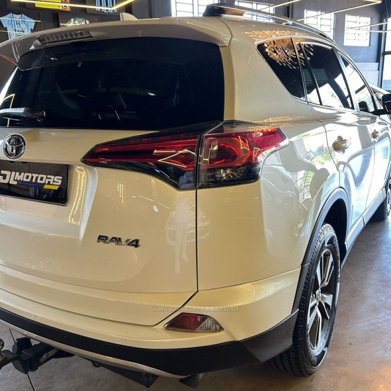 TOYOTA RAV4 2.0 4X2 16V 2018/2018 DL MOTORS LAJEADO / Carros no Vale