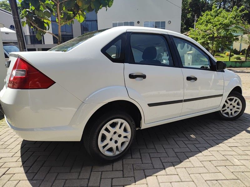 FORD FIESTA 1.0 MPI SEDAN 8V 2006/2006 AWD MULTIMARCAS LAJEADO / Carros no Vale