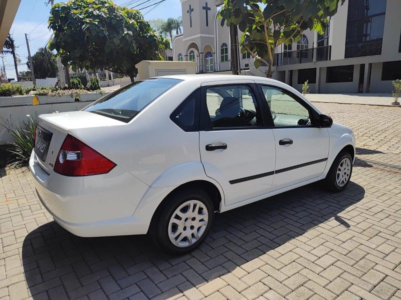 FORD FIESTA 1.0 MPI SEDAN 8V 2006/2006 AWD MULTIMARCAS LAJEADO / Carros no Vale