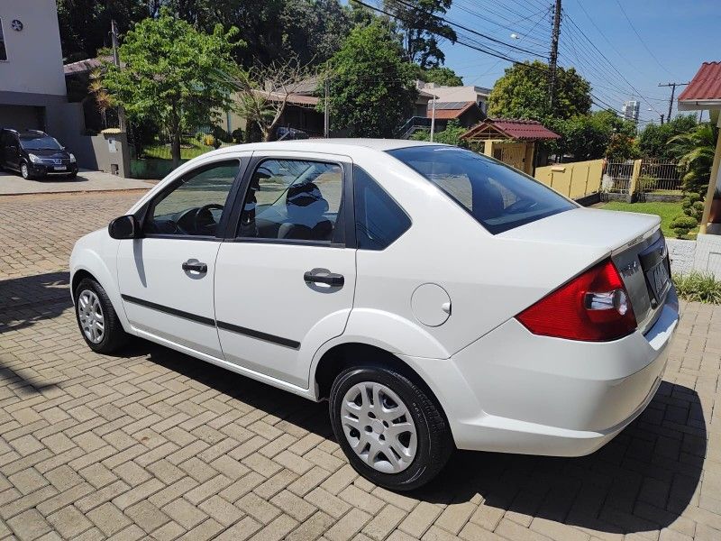 FORD FIESTA 1.0 MPI SEDAN 8V 2006/2006 AWD MULTIMARCAS LAJEADO / Carros no Vale