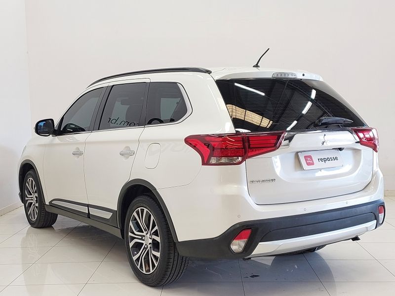 Mitsubishi OUTLANDER 2.2 4X4 16V DIESEL 4P AUTOMÁTICO 2015/2016 BETIOLO NOVOS E SEMINOVOS LAJEADO / Carros no Vale