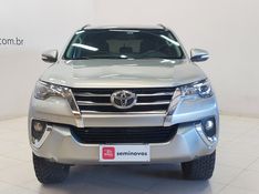 Toyota HILUX SW4 2.8 SRX 4X4 7 LUGARES 16V TURBO INTERCOOLER DIESEL 4P AUTOMÁTICO 2016/2017 BETIOLO NOVOS E SEMINOVOS LAJEADO / Carros no Vale