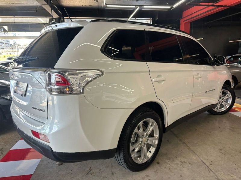 Mitsubishi OUTLANDER 2.0 16V GASOLINA 4P AUTOMÁTICO 2014/2014 CASTELLAN E TOMAZONI MOTORS CAXIAS DO SUL / Carros no Vale