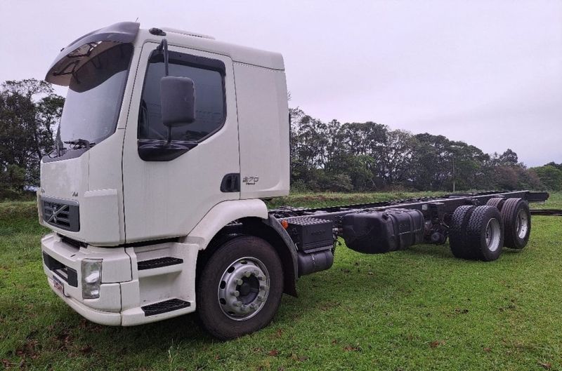 Volvo Vm 270 6×2 2p (E5) Chassi 2013/2013 CAMINHÕES & CAMIONETAS PASSO FUNDO / Carros no Vale