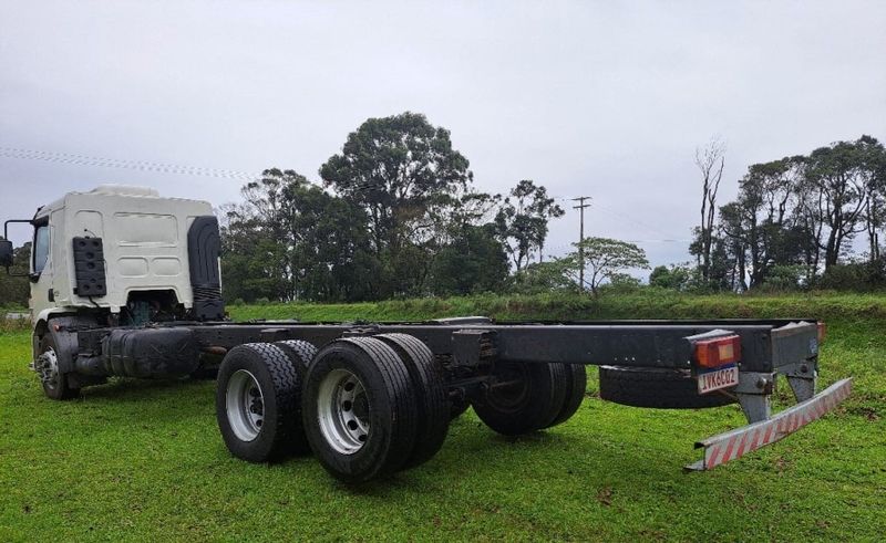 Volvo Vm 270 6×2 2p (E5) Chassi 2013/2013 CAMINHÕES & CAMIONETAS PASSO FUNDO / Carros no Vale