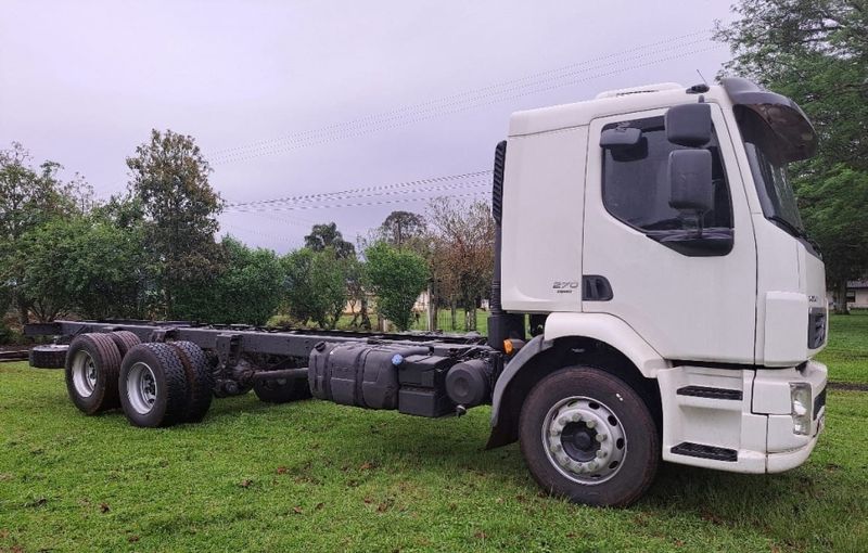 Volvo Vm 270 6×2 2p (E5) Chassi 2013/2013 CAMINHÕES & CAMIONETAS PASSO FUNDO / Carros no Vale