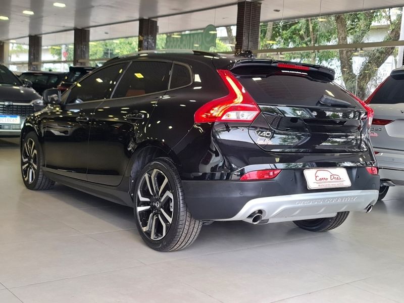 Volvo V40 2.0 T4 CROSS COUNTRY GASOLINA 4P AUTOMÁTICO 2017/2017 CARRO DEZ NOVO HAMBURGO / Carros no Vale