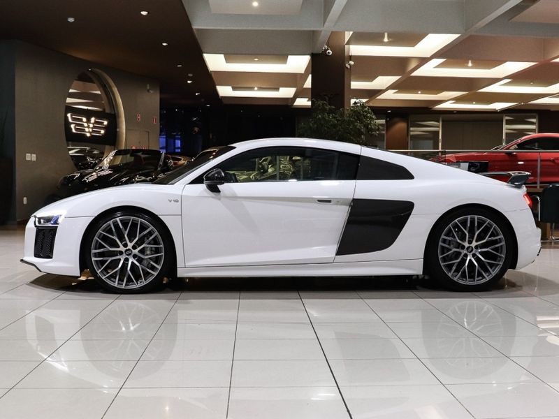 Audi R8 5.2 FSI COUPE PLUS QUATTRO V10 40V GASOLINA 2P S TRONIC 2017/2018 VIA BELLA VEÍCULOS ESPECIAIS CAXIAS DO SUL / Carros no Vale