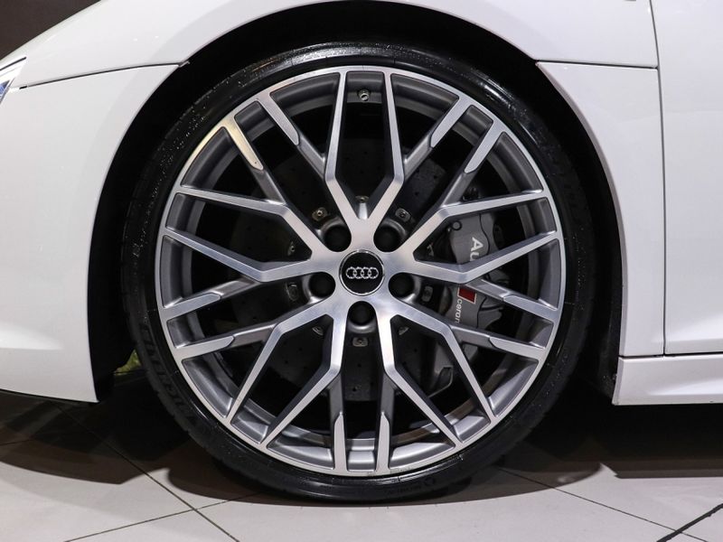 Audi R8 5.2 FSI COUPE PLUS QUATTRO V10 40V GASOLINA 2P S TRONIC 2017/2018 VIA BELLA VEÍCULOS ESPECIAIS CAXIAS DO SUL / Carros no Vale