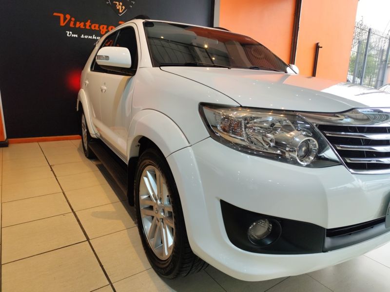 Toyota HILUX SW4 2.7 SR 4X2 16V FLEX 4P AUTOMÁTICO 2015/2015 VINTAGE VEÍCULOS CAXIAS DO SUL / Carros no Vale