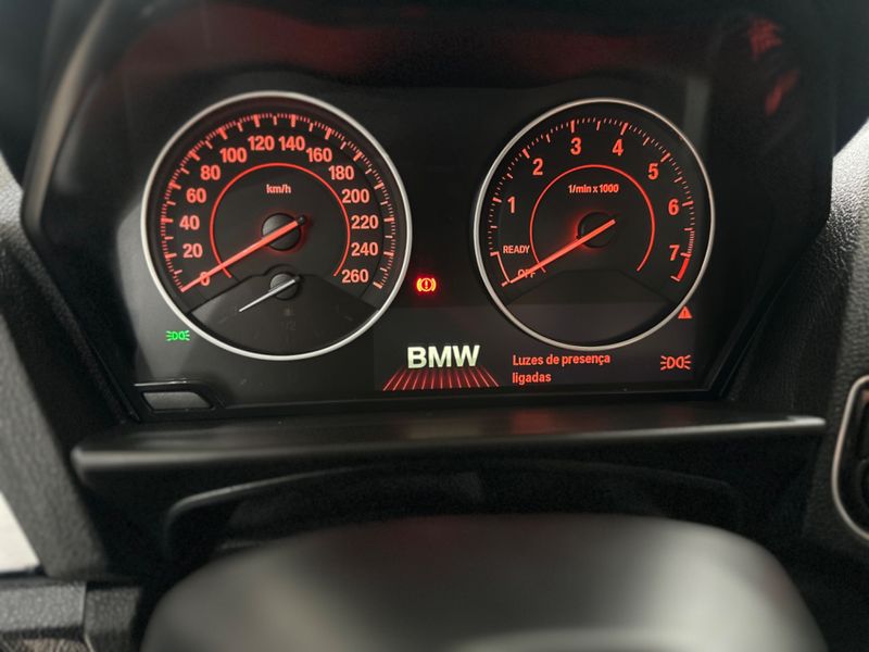 Bmw 120i Active 2015/2015 COVEL VEICULOS ENCANTADO / Carros no Vale