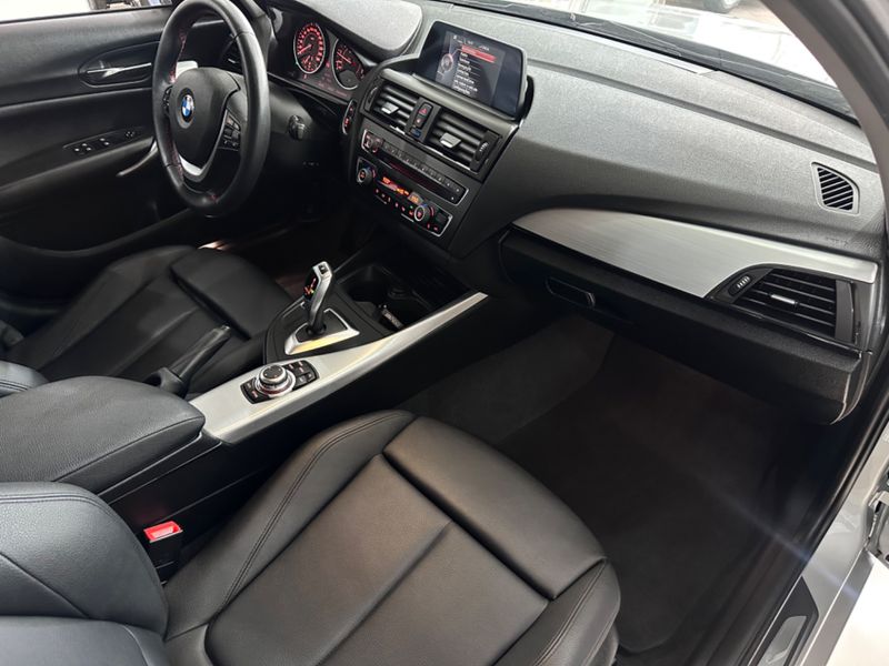 Bmw 120i Active 2015/2015 COVEL VEICULOS ENCANTADO / Carros no Vale