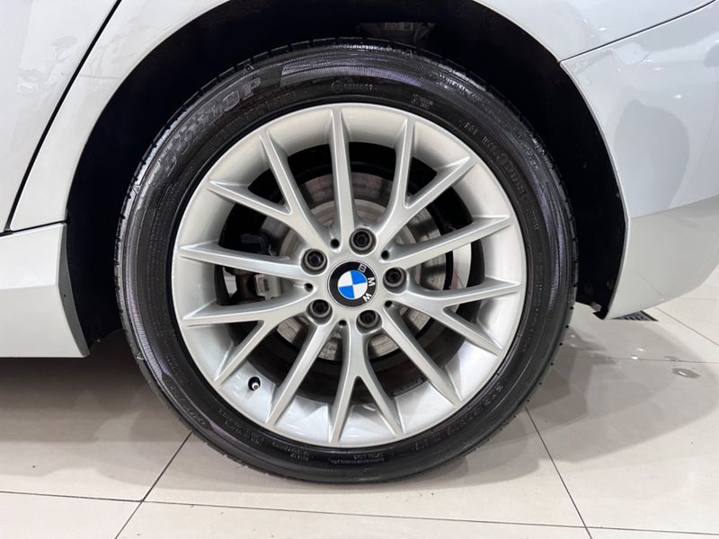 Bmw 120i Active 2015/2015 COVEL VEICULOS ENCANTADO / Carros no Vale