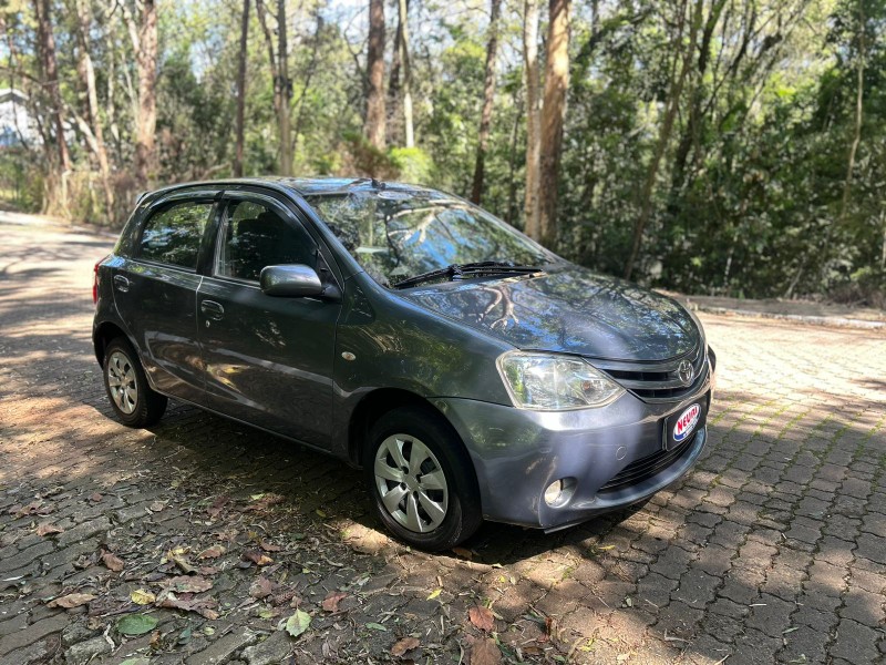 TOYOTA ETIOS 1.3 XS 16V FLEX 4P MANUAL 2013/2014 NEURI VEÍCULOS LAJEADO / Carros no Vale