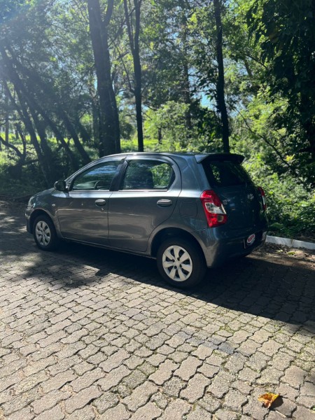 TOYOTA ETIOS 1.3 XS 16V FLEX 4P MANUAL 2013/2014 NEURI VEÍCULOS LAJEADO / Carros no Vale