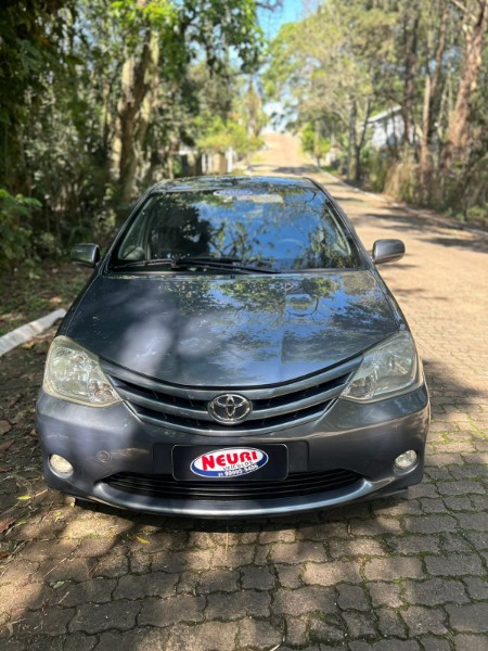 TOYOTA ETIOS 1.3 XS 16V FLEX 4P MANUAL 2013/2014 NEURI VEÍCULOS LAJEADO / Carros no Vale