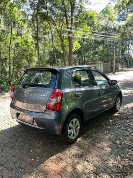 TOYOTA ETIOS 1.3 XS 16V FLEX 4P MANUAL 2013/2014 NEURI VEÍCULOS LAJEADO / Carros no Vale