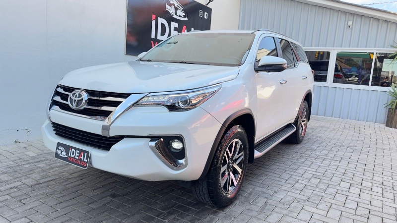 TOYOTA HILUX SW4 SRX 2.8 7 LUGARES 4P DIESEL AUT /2019 IDEAL VEÍCULOS LAJEADO / Carros no Vale