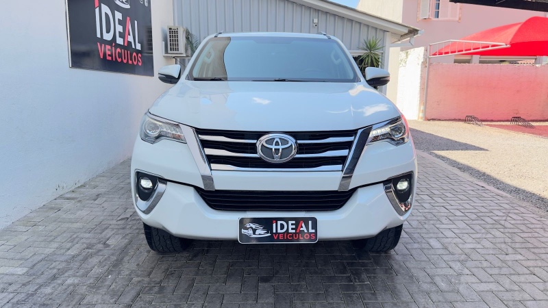 TOYOTA HILUX SW4 SRX 2.8 7 LUGARES 4P DIESEL AUT /2019 IDEAL VEÍCULOS LAJEADO / Carros no Vale