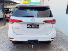 TOYOTA HILUX SW4 SRX 2.8 7 LUGARES 4P DIESEL AUT /2019 IDEAL VEÍCULOS LAJEADO / Carros no Vale