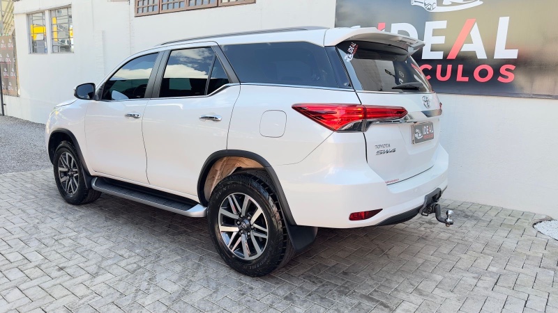 TOYOTA HILUX SW4 SRX 2.8 7 LUGARES 4P DIESEL AUT /2019 IDEAL VEÍCULOS LAJEADO / Carros no Vale