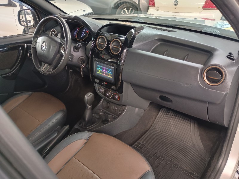 RENAULT DUSTER 1.6 DYN CVT 2017/2018 RICARDO VEÍCULOS TEUTÔNIA / Carros no Vale