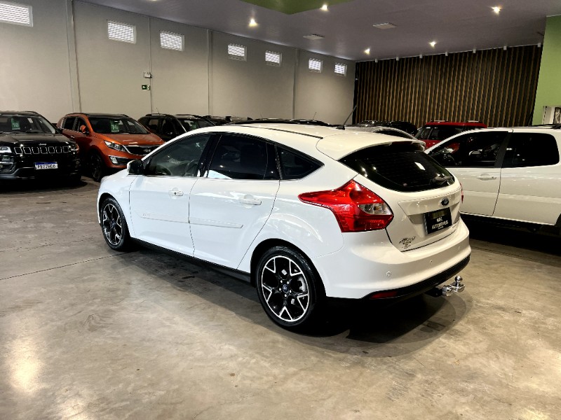 FORD FOCUS 2.0 TITANIUM PLUS 16V FLEX 4P AUTOMÁTICO 2014/2015 M&C AUTOMÓVEIS CAXIAS DO SUL / Carros no Vale