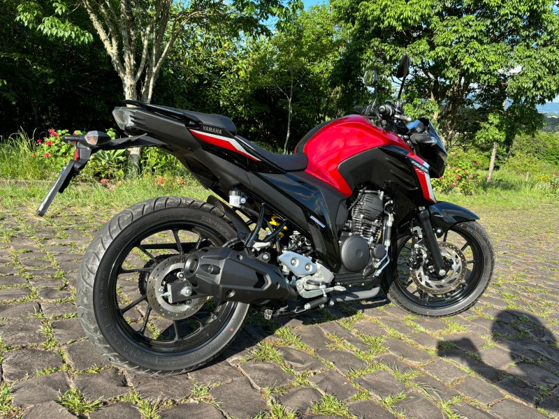 YAMAHA FAZER 250 /2024 RT 811 VEÍCULOS ARROIO DO MEIO / Carros no Vale