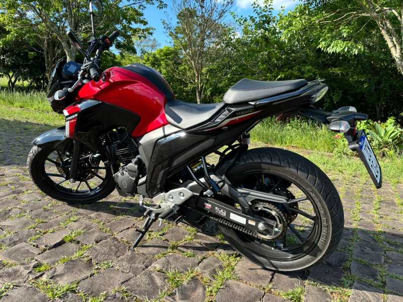 YAMAHA FAZER 250 /2024 RT 811 VEÍCULOS ARROIO DO MEIO / Carros no Vale