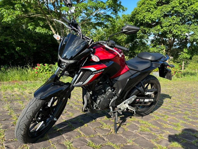 YAMAHA FAZER 250 /2024 RT 811 VEÍCULOS ARROIO DO MEIO / Carros no Vale