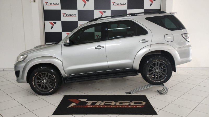 TOYOTA HILUX SW4 3.0 SRV 4X4 CD 16V TURBO INTERCOOLER DIESEL 4P AUTOMÁTICO 2015/2015 TIAGO AUTOMÓVEIS VENÂNCIO AIRES / Carros no Vale