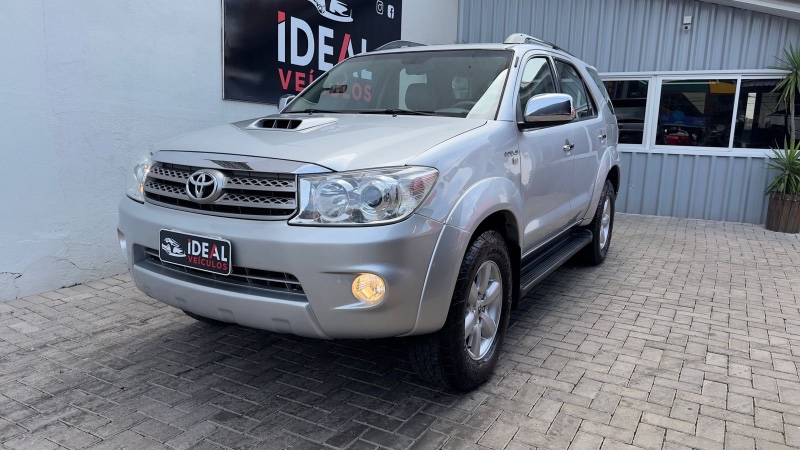 TOYOTA HILUX SW4 3.0 SRV 4X4 7 LUGARES 16V TURBO INTERCOOLER /2010 IDEAL VEÍCULOS LAJEADO / Carros no Vale