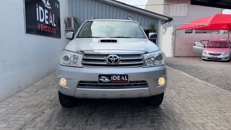 TOYOTA HILUX SW4 3.0 SRV 4X4 7 LUGARES 16V TURBO INTERCOOLER /2010 IDEAL VEÍCULOS LAJEADO / Carros no Vale