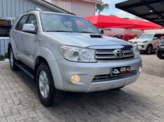 TOYOTA HILUX SW4 3.0 SRV 4X4 7 LUGARES 16V TURBO INTERCOOLER /2010 IDEAL VEÍCULOS LAJEADO / Carros no Vale