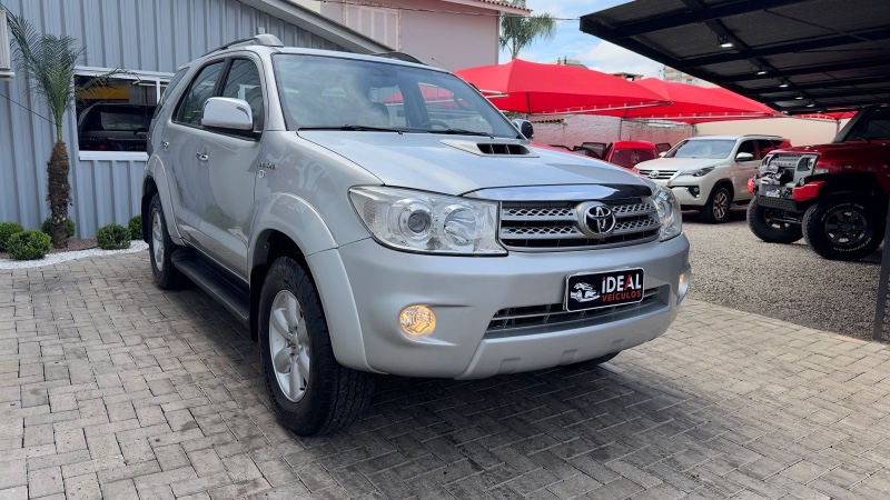 TOYOTA HILUX SW4 3.0 SRV 4X4 7 LUGARES 16V TURBO INTERCOOLER /2010 IDEAL VEÍCULOS LAJEADO / Carros no Vale