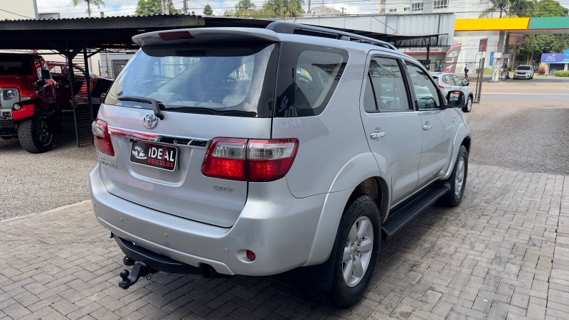 TOYOTA HILUX SW4 3.0 SRV 4X4 7 LUGARES 16V TURBO INTERCOOLER /2010 IDEAL VEÍCULOS LAJEADO / Carros no Vale