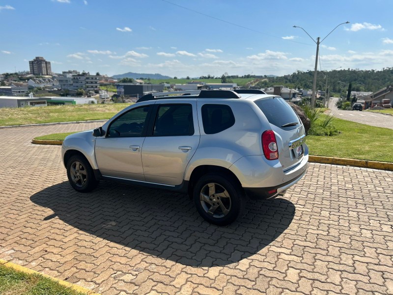 RENAULT DUSTER 2.0 DYNAMIQUE 4X4 2013/2014 NEURI VEÍCULOS LAJEADO / Carros no Vale