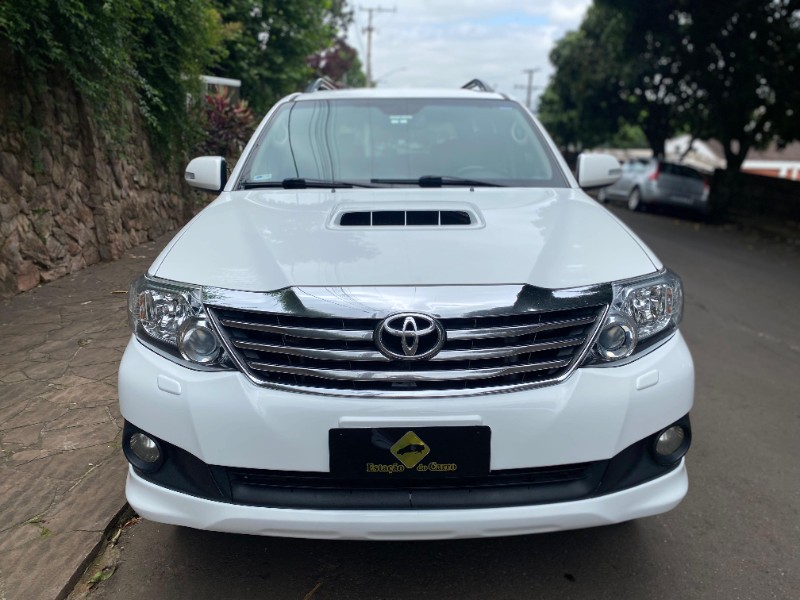 TOYOTA HILUX SW4 SRV 4X4 2014/2015 ESTAÇÃO DO CARRO ESTRELA / Carros no Vale