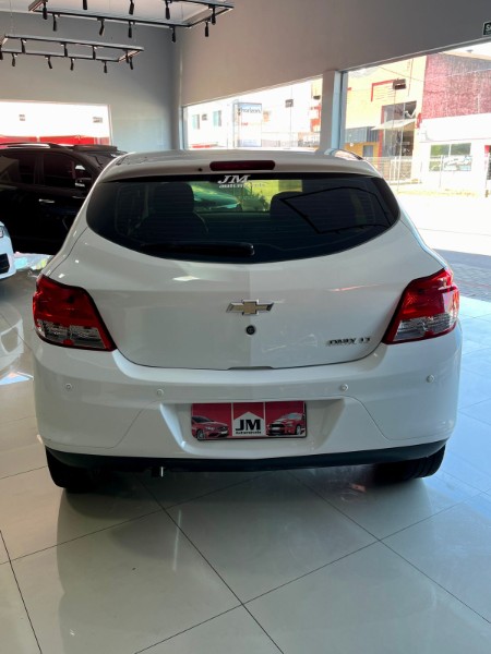 CHEVROLET ONIX 1.0 LT 2013/2014 JM AUTOMÓVEIS VENÂNCIO AIRES / Carros no Vale