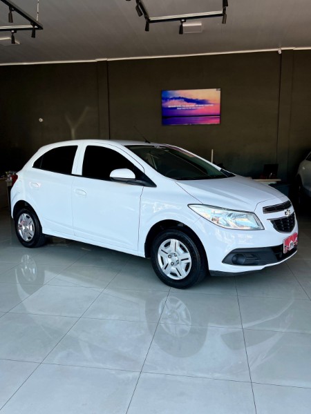 CHEVROLET ONIX 1.0 LT 2013/2014 JM AUTOMÓVEIS VENÂNCIO AIRES / Carros no Vale