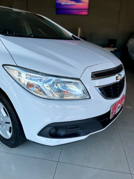 CHEVROLET ONIX 1.0 LT 2013/2014 JM AUTOMÓVEIS VENÂNCIO AIRES / Carros no Vale